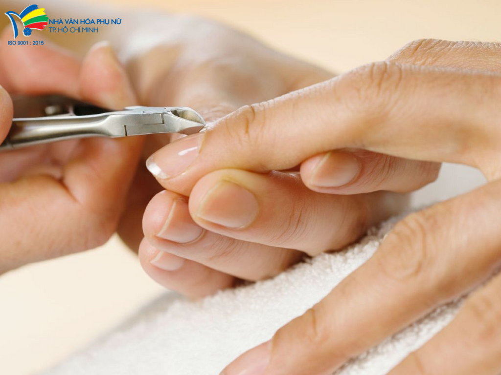 Cần thực hiện đúng kỹ thuật cắt da thừa móng tay để tránh làm tổn thương vùng da móng tay
