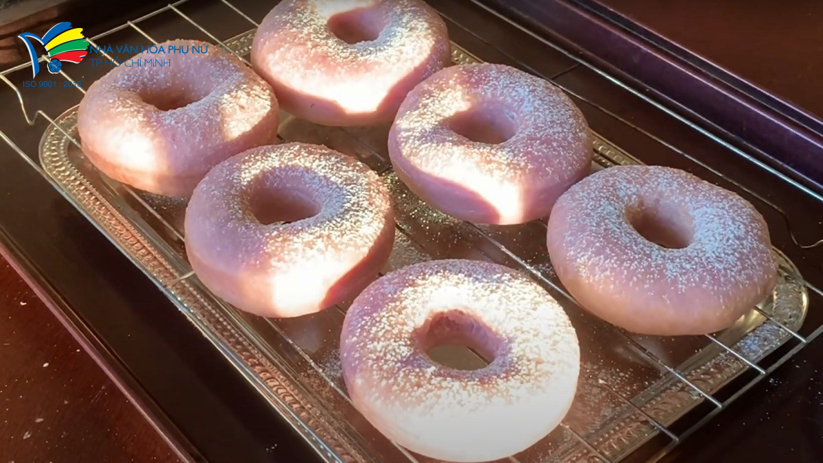 Cách làm bánh Donut chiên phủ socola