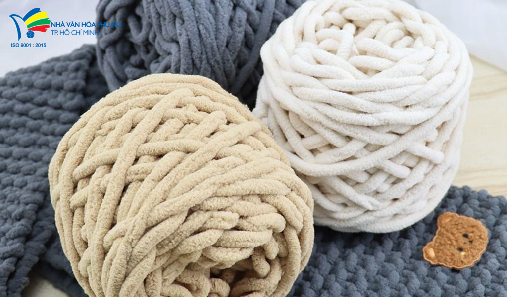 Chuẩn bị nguyên liệu và dụng cụ đan gấu bông bằng len