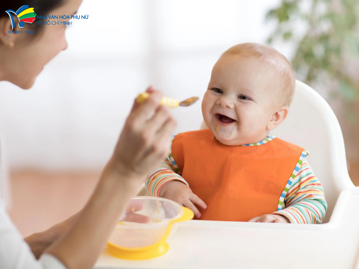 Các bữa ăn chính trẻ nên ăn cùng với gia đình để tạo cho trẻ cảm giác ấm áp, gần gũi và hứng thú