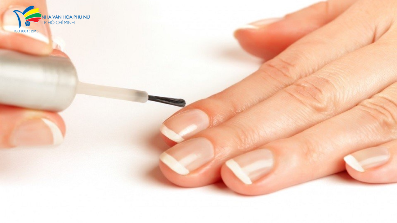Sử dụng serum là cách dưỡng nail hiệu quả