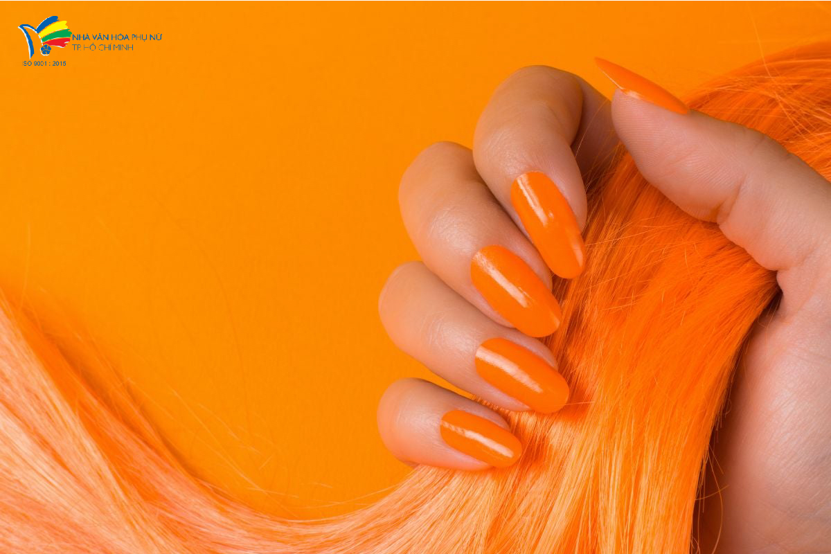 Sơn móng tay màu cam là một tone màu nóng và khá nổi bật