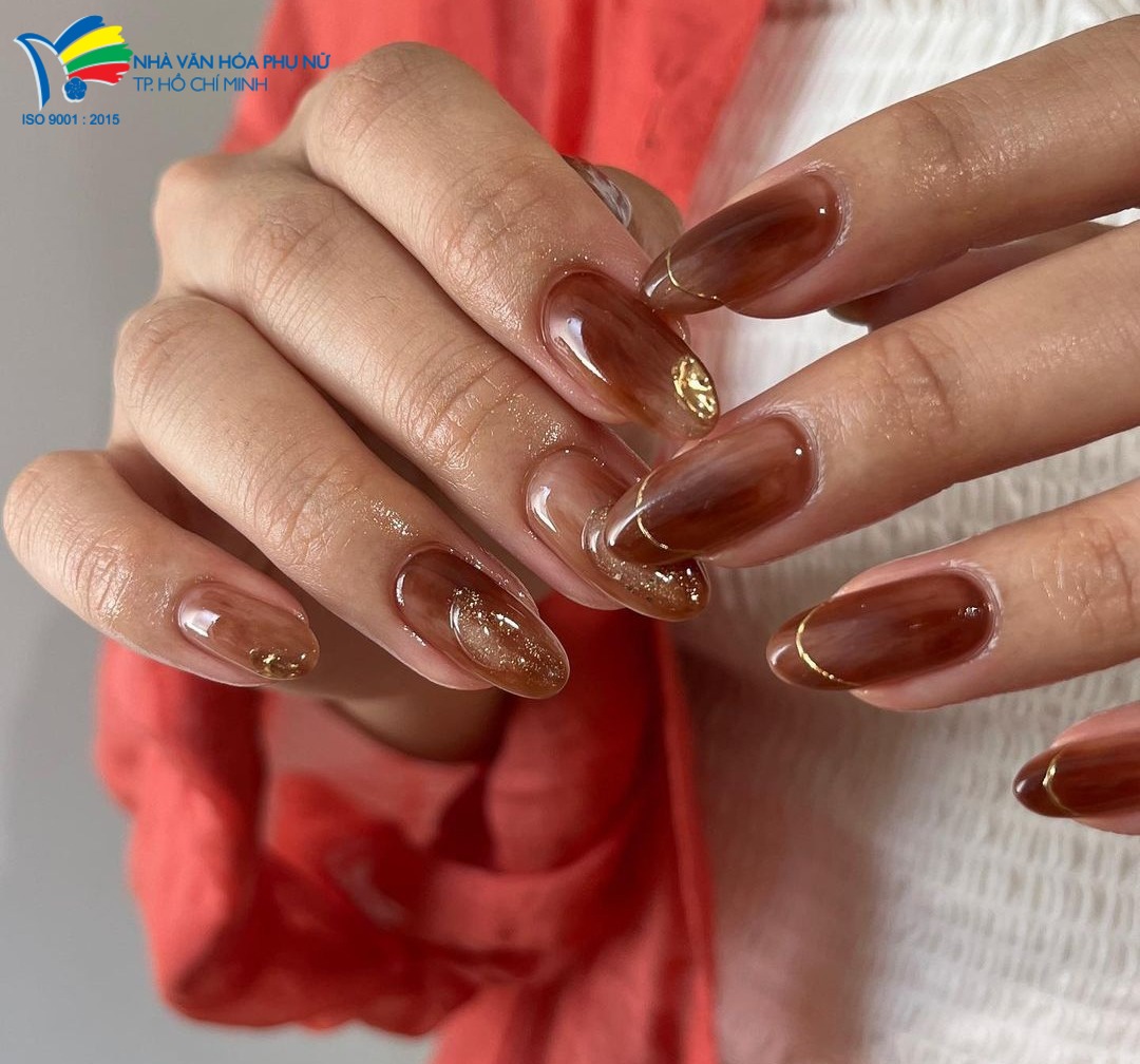 Cùng Nhà Văn Hóa Phụ nữ TP.Hồ Chí Minh tìm hiểu top các mẫu nail tay xinh màu đỏ đất đẹp màu đỏ sang chảnh, trendy nhé!