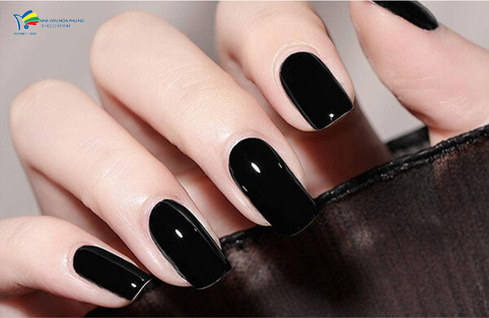 Mẫu nail đen đơn sắc đơn giản, dễ thực hiện