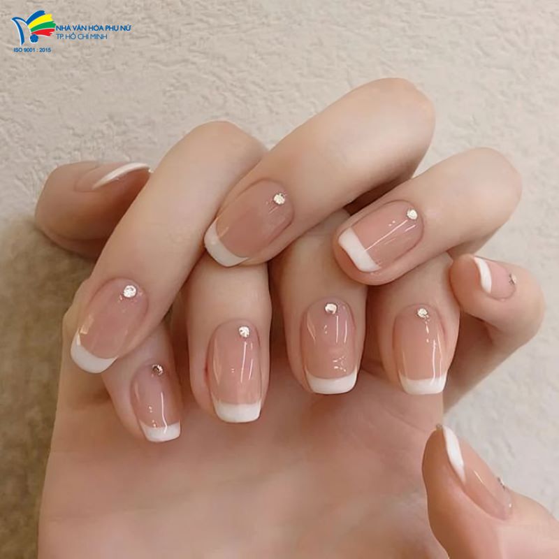 Dán nail trong suốt