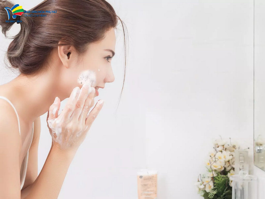Ưu tiên sử dụng các loại sữa rửa mặt có thành phần tự nhiên, dịu nhẹ cho da