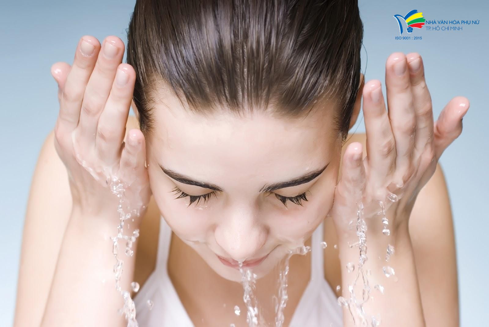 Rửa mặt thật sạch là cách loại bỏ bụi bẩn, chất độc trên da