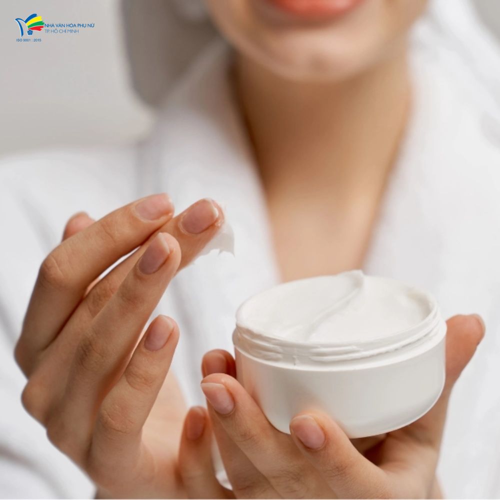 Bạn nên dưỡng ẩm để lớp trang điểm được bền màu hơn Bạn nên dưỡng ẩm để lớp trang điểm được bền màu hơn