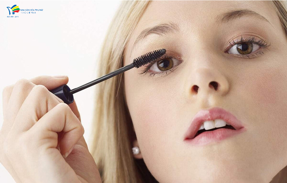 Mascara giúp cho đôi mi dày và cong hơn