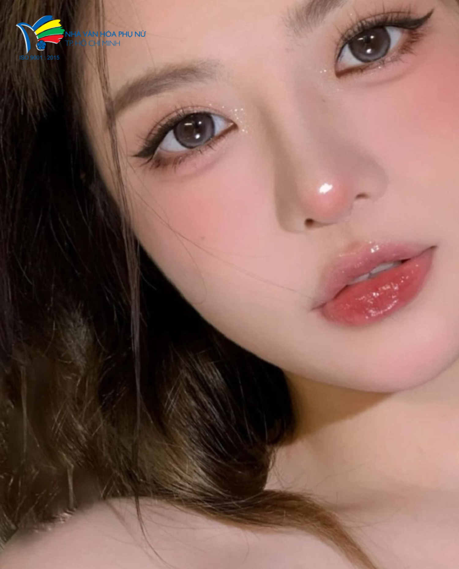 Cách sử dụng kem che khuyết điểm hiệu quả nhất là dùng đúng sản phẩm, đúng tone da, tán đều tay và không nên bôi quá nhiều sản phẩm