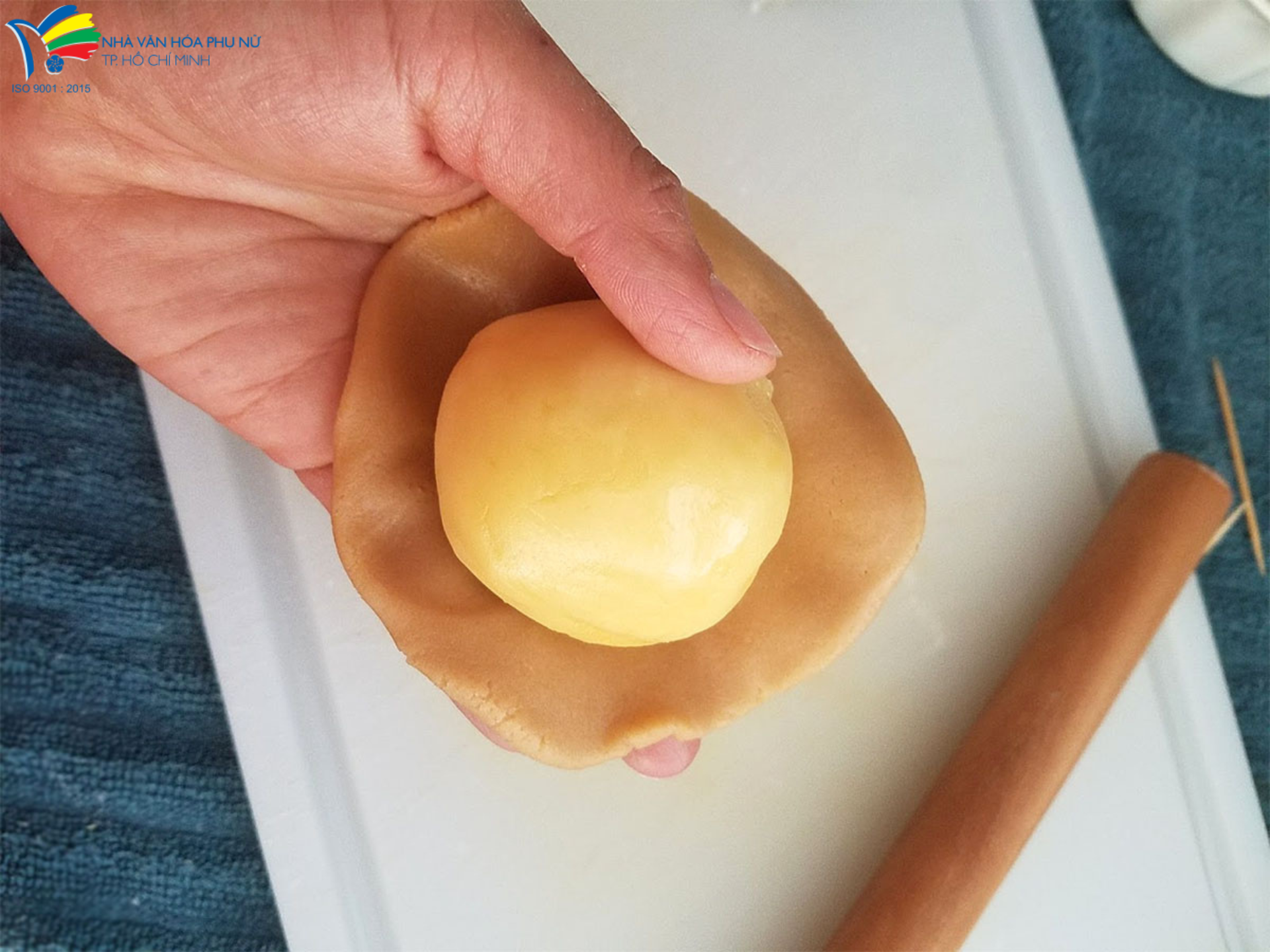 Người ta thường luộc chín rồi xay nhuyễn đậu xanh, hạt sen...để làm nhân bánh trung thu