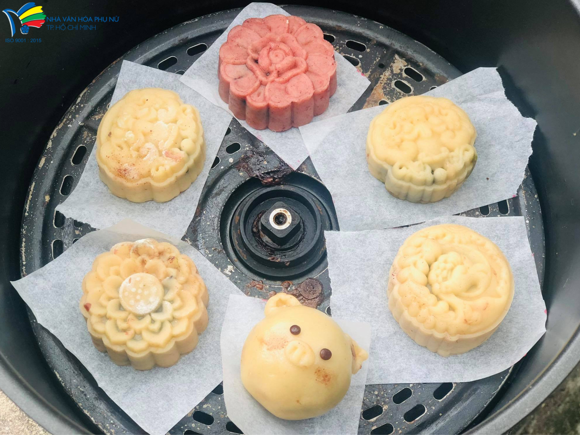 Làm bánh trung thu bằng nồi chiên không dầu vừa tiện lợi vừa dễ thực hiện