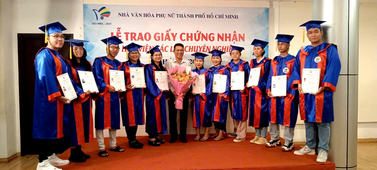 LỄ TRAO GIẤY CHỨNG NHẬN CHÍNH THỨC CÁC LỚP CHUYÊN NGHIỆP – KHÓA 08/2024 11 Lop TN Thay Vinh K8.24