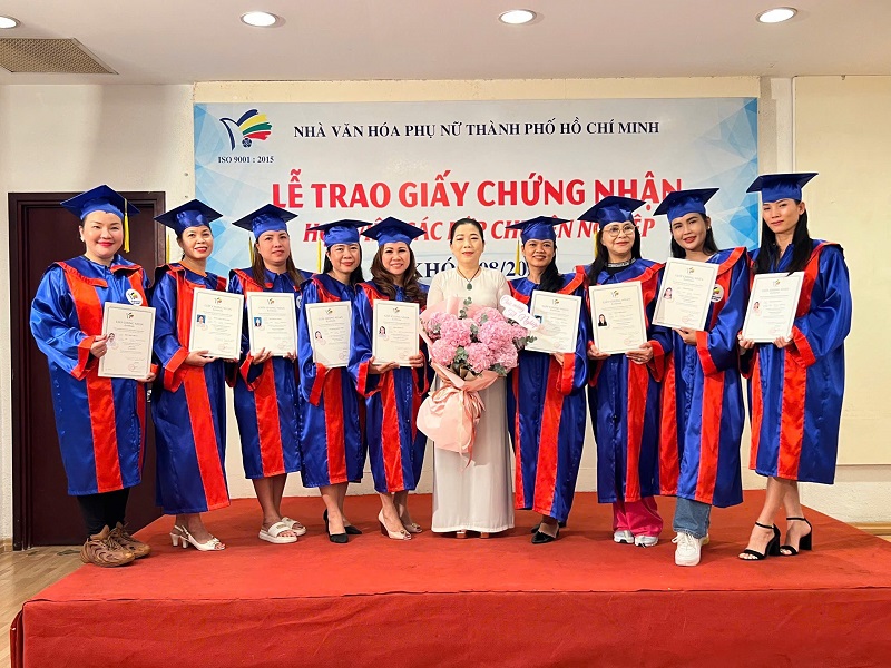 LỄ TRAO GIẤY CHỨNG NHẬN CHÍNH THỨC CÁC LỚP CHUYÊN NGHIỆP – KHÓA 08/2024 9 THU HANG K8.24