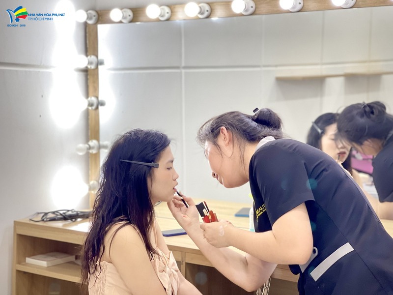 Nên học những bước trang điểm cơ bản đẹp ở địa điểm nào? Nên học những bước trang điểm cơ bản đẹp ở địa điểm nào?