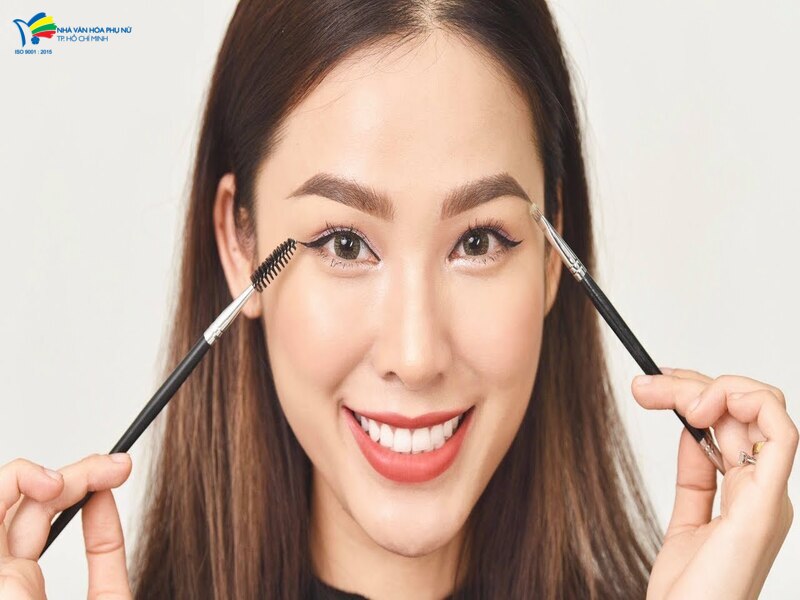 Bạn nên chọn màu chì kẻ mày phù hợp với màu tóc và dáng mày tự nhiên Bạn nên chọn màu chì kẻ mày phù hợp với màu tóc và dáng mày tự nhiên