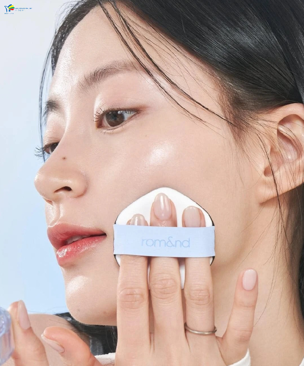 Muốn có làn da căng bóng, mịn màng như các beauty blogger Trung Quốc, hãy bắt đầu với lớp nền mỏng nhẹ, tự nhiên