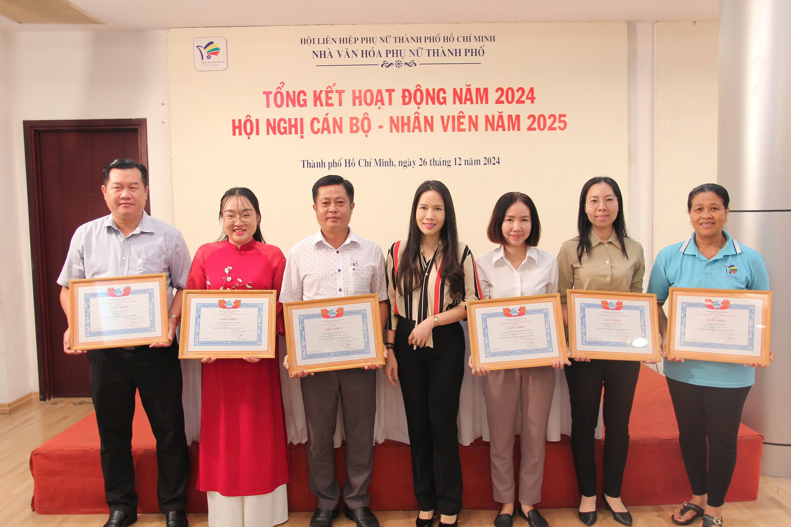 TỔNG KẾT HOẠT ĐỘNG NĂM 2024 VÀ HỘI NGHỊ CÁN BỘ - NHÂN VIÊN NĂM 2025 42 HINH 13