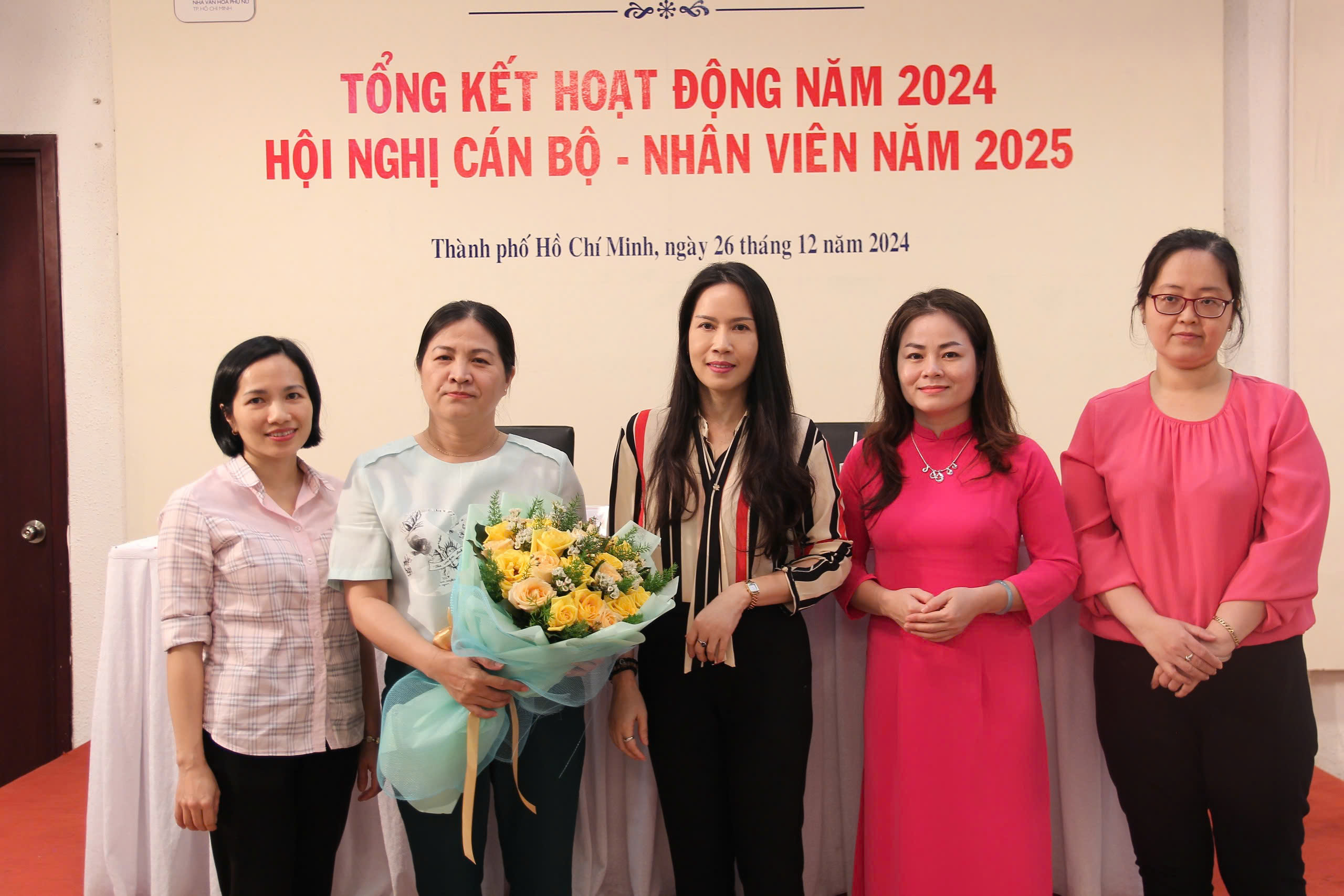 TỔNG KẾT HOẠT ĐỘNG NĂM 2024 VÀ HỘI NGHỊ CÁN BỘ - NHÂN VIÊN NĂM 2025 46 HINH 17