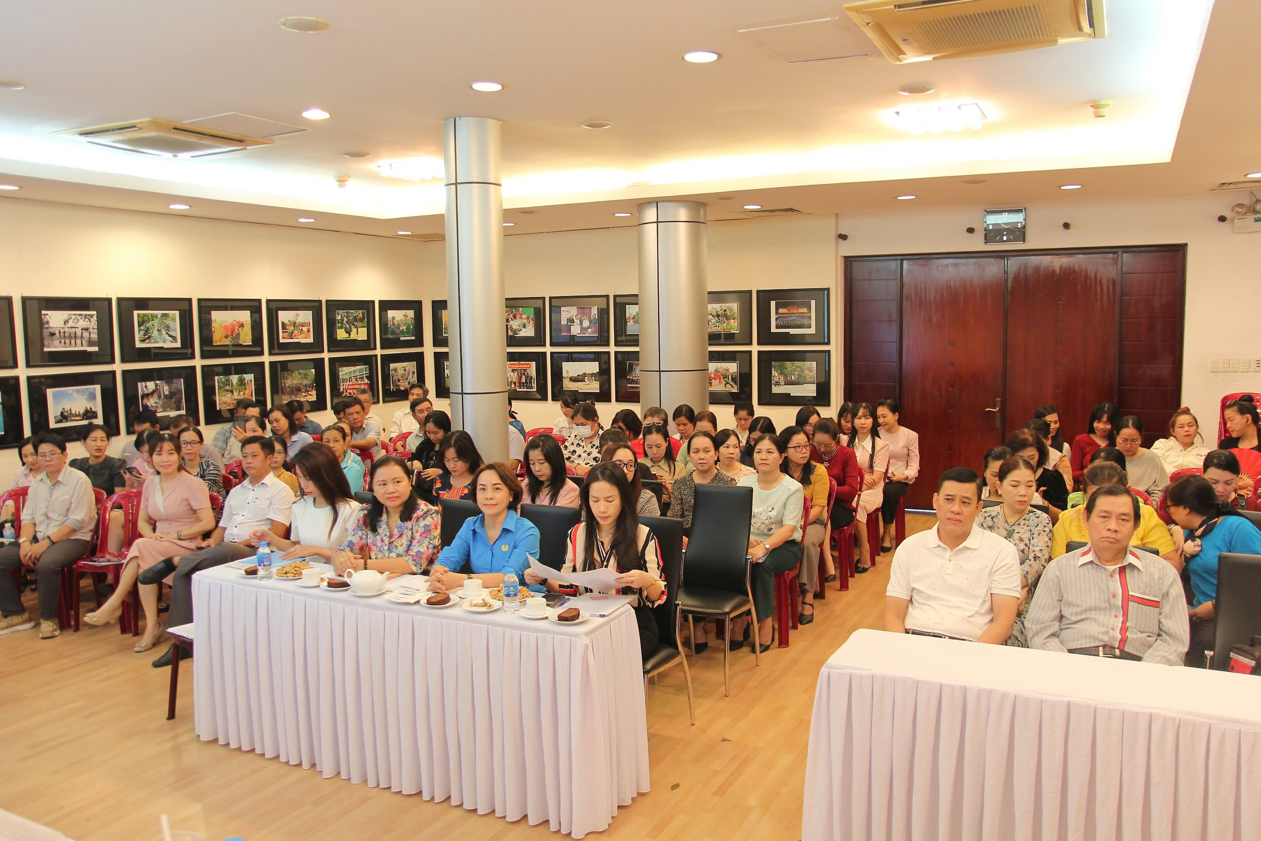 TỔNG KẾT HOẠT ĐỘNG NĂM 2024 VÀ HỘI NGHỊ CÁN BỘ - NHÂN VIÊN NĂM 2025 28 Hinh 1.2 Toan canh Hoi nghi