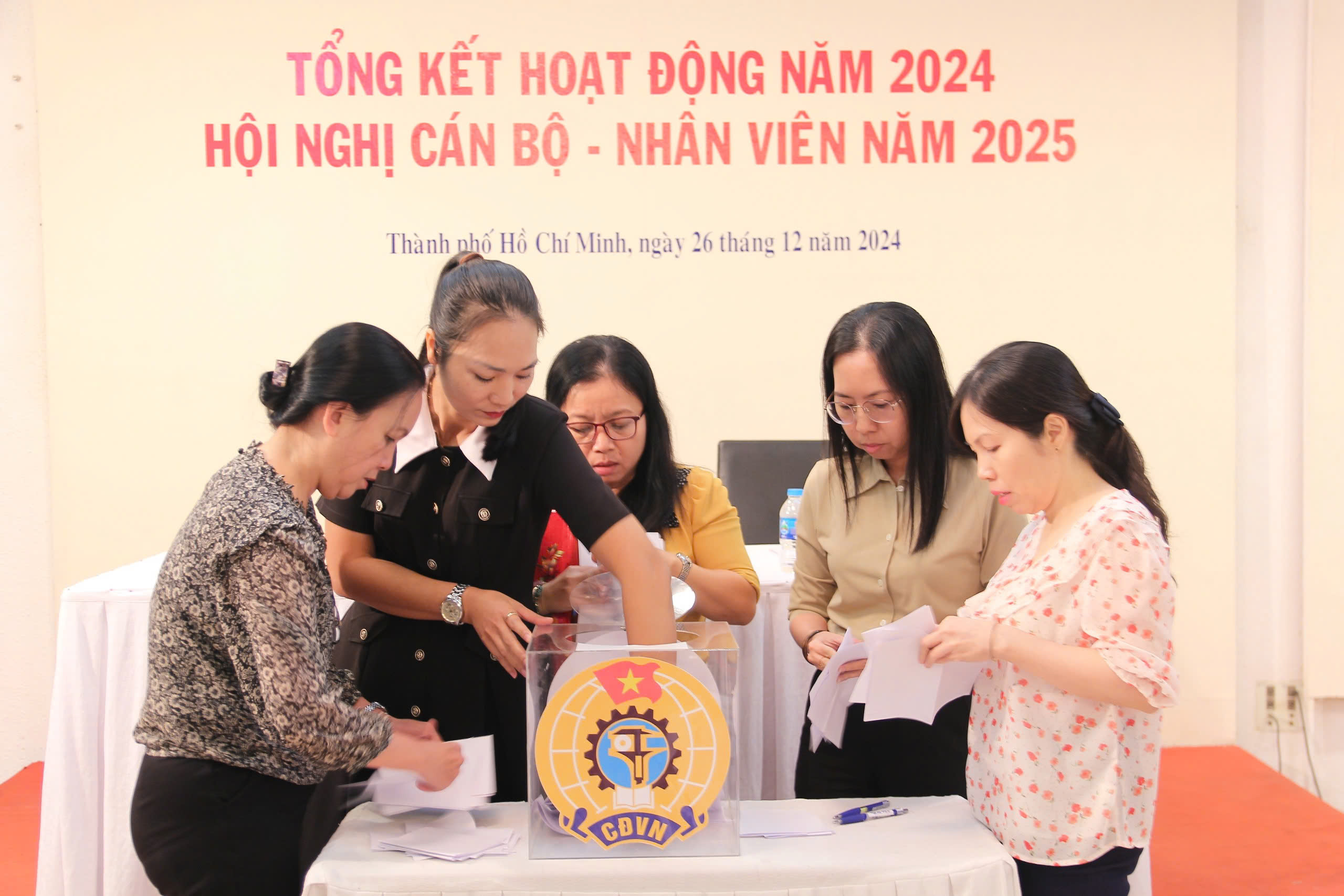 TỔNG KẾT HOẠT ĐỘNG NĂM 2024 VÀ HỘI NGHỊ CÁN BỘ - NHÂN VIÊN NĂM 2025 43 Hinh 14. Ban Bau cu kiem phieu