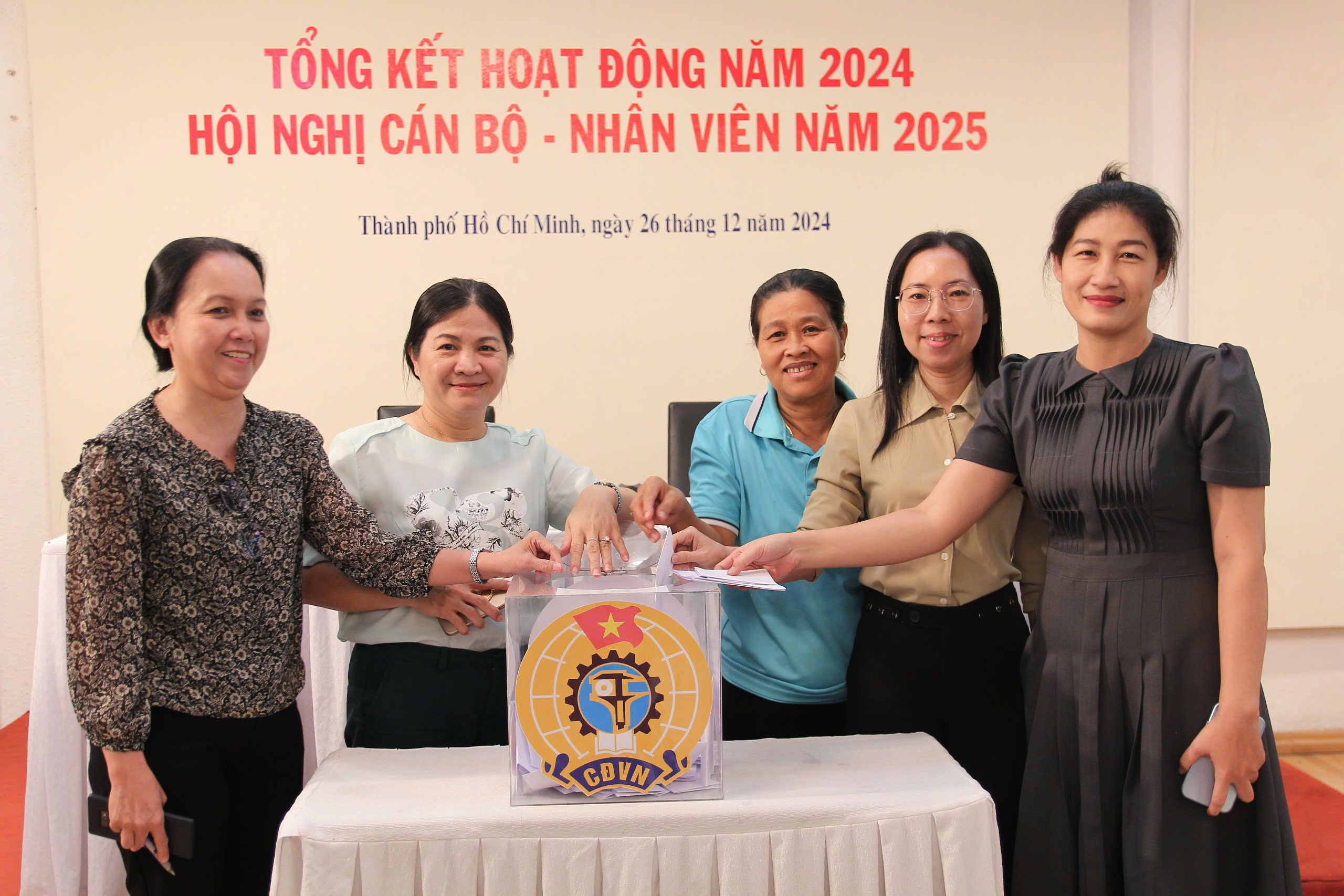 TỔNG KẾT HOẠT ĐỘNG NĂM 2024 VÀ HỘI NGHỊ CÁN BỘ - NHÂN VIÊN NĂM 2025 45 Hinh 15. CBNV Bo phieu