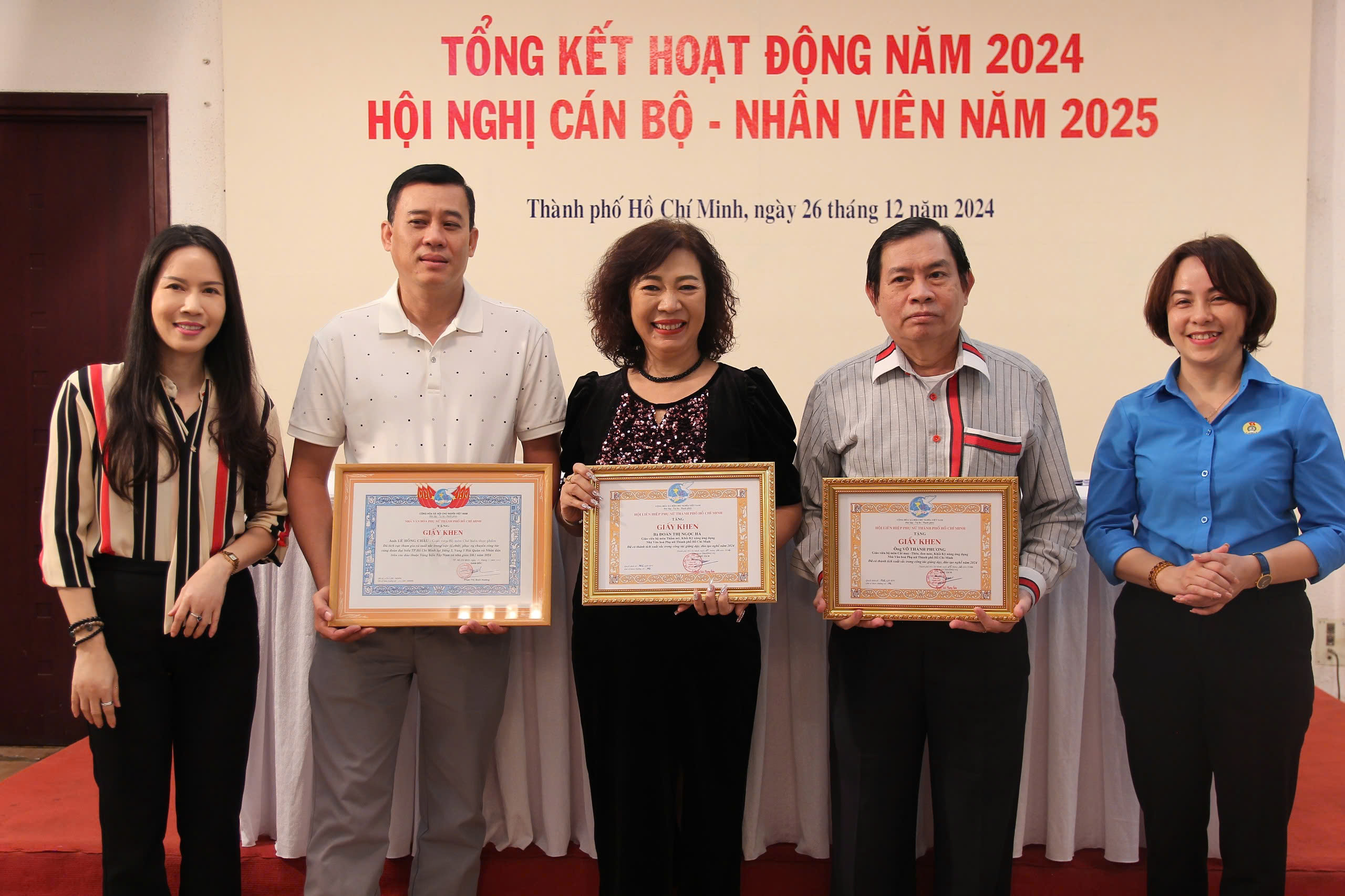 TỔNG KẾT HOẠT ĐỘNG NĂM 2024 VÀ HỘI NGHỊ CÁN BỘ - NHÂN VIÊN NĂM 2025 38 Hinh 9