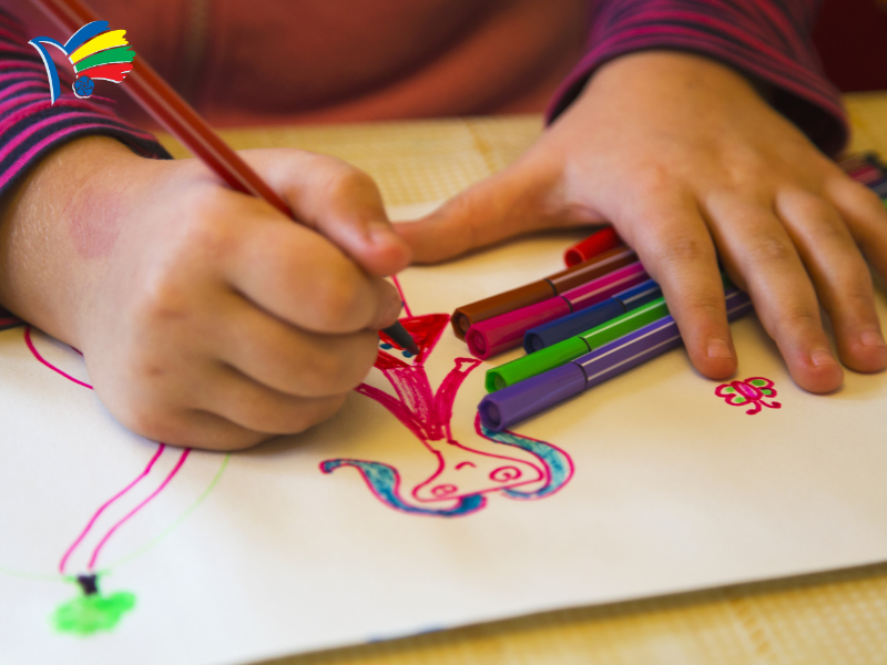 Lợi ích của việc dạy bé vẽ người từ sớm