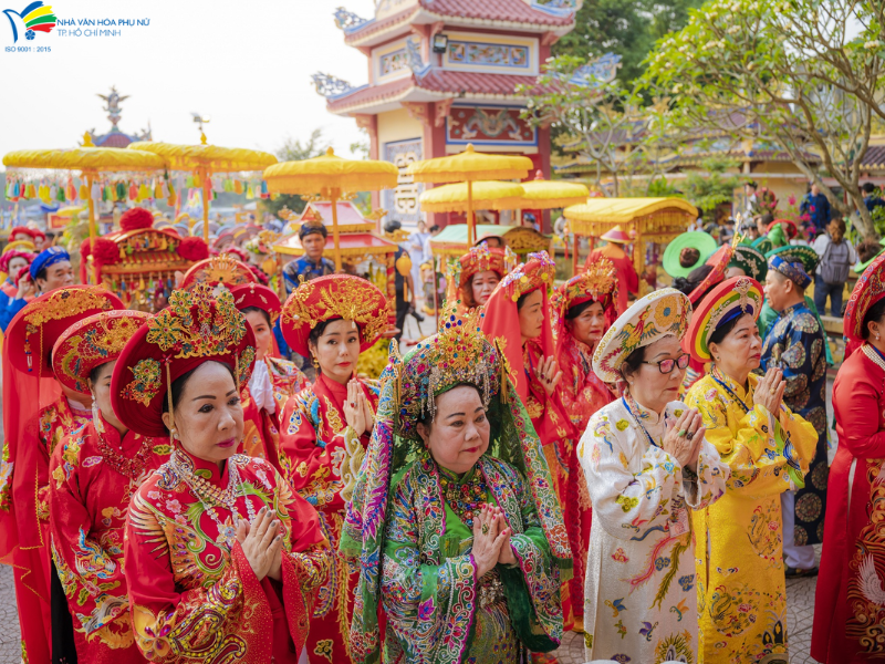 Lễ rước linh thiêng trên sông Hương 