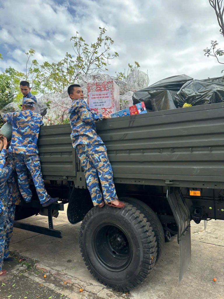 NHÀ VĂN HÓA PHỤ NỮ TP.HCM GỬI TẾT ẤM ÁP RA TRƯỜNG SA 10 618065698 1283276503848471 8631708278359789764 n