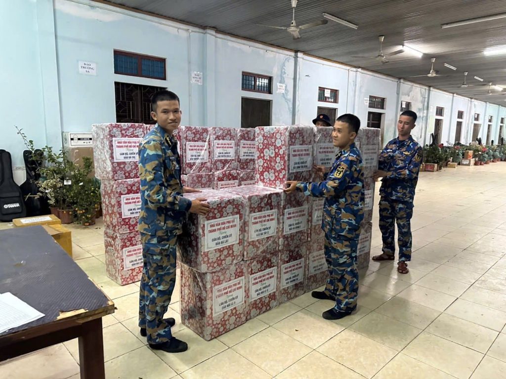 NHÀ VĂN HÓA PHỤ NỮ TP.HCM GỬI TẾT ẤM ÁP RA TRƯỜNG SA 11 619591532 1283276583848463 1476401041378956456 n