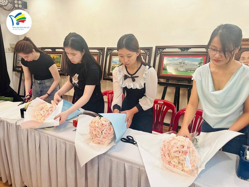 Một buổi workshop về cắm hoa được NVHPN tổ chức Một buổi workshop về cắm hoa được NVHPN tổ chức