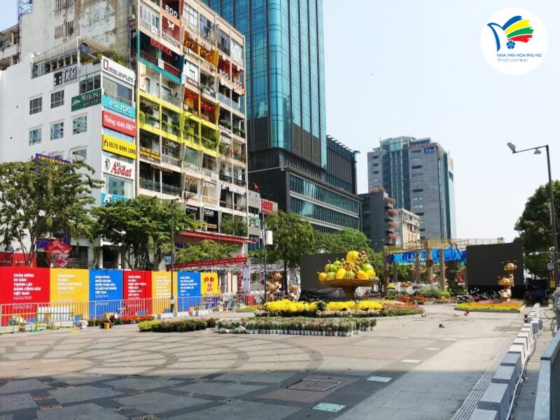 Phố đi bộ Nguyễn Huệ tọa lạc ngay trung tâm Quận 1, Thành phố Hồ Chí Minh