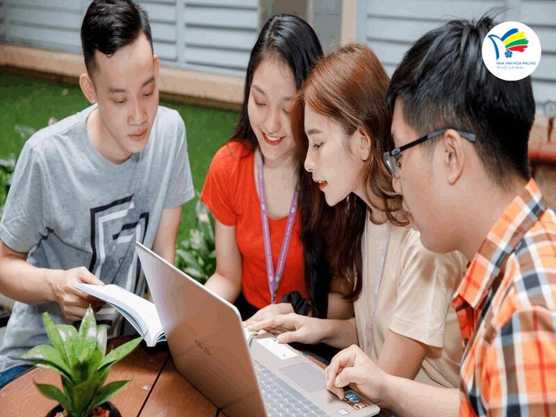 Giao tiếp trở thành một kỹ năng thiết yếu, trong đời sống hiện nay