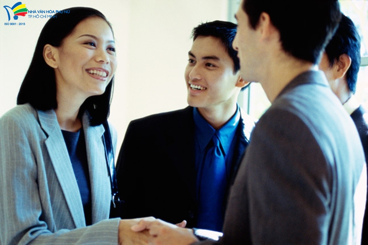 Trong bối cảnh xã hội hiện đại, kỹ năng giao tiếp và trình bày trước đám đông ngày càng trở thành yếu tố quan trọng trong học tập, công việc và đời sống hằng ngày