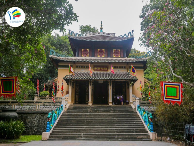 Đền thờ vua Hùng trong Thảo Cầm Viên (quận 1) được xây dựng năm 1926, là một trong những công trình kiến trúc cổ tiêu biểu của Sài Gòn. Đền thờ vua Hùng trong Thảo Cầm Viên (quận 1) được xây dựng năm 1926, là một trong những công trình kiến trúc cổ tiêu biểu của Sài Gòn.