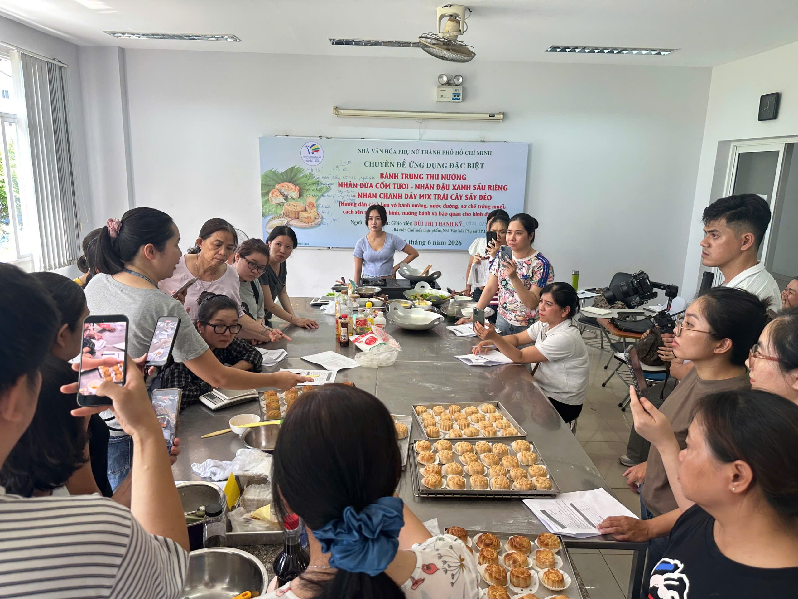 CHUYÊN ĐỀ ỨNG DỤNG ĐẶC BIỆT "BÁNH TRUNG THU NƯỚNG NHÂN DỪA CỐM TƯƠI – NHÂN ĐẬU XANH SẦU RIÊNG – NHÂN CHANH DÂY MIX TRÁI CÂY SẤY DẺO (Hướng dẫn cách làm vỏ bánh nướng, nước đường, sơ chế trứng muối, cách sên nhân, tạo hình, nướng bánh và bảo quản cho kinh doanh)" 7 1782455310321 2100270433851310406 2100270433851310406 42dd28f5ffae7d2ff8144a724318deb1 scaled