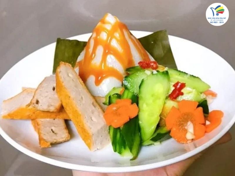 CÁCH LÀM BÁNH GIÒ TRUYỀN THỐNG: VỎ MỀM MỊN, NHÂN ĐẬM ĐÀ 7 Sự hòa quyện giữa lớp vỏ mềm mịn, nhân đậm đà và hương thơm lá chuối tạo nên sức hấp dẫn của bánh giò truyền thống.
