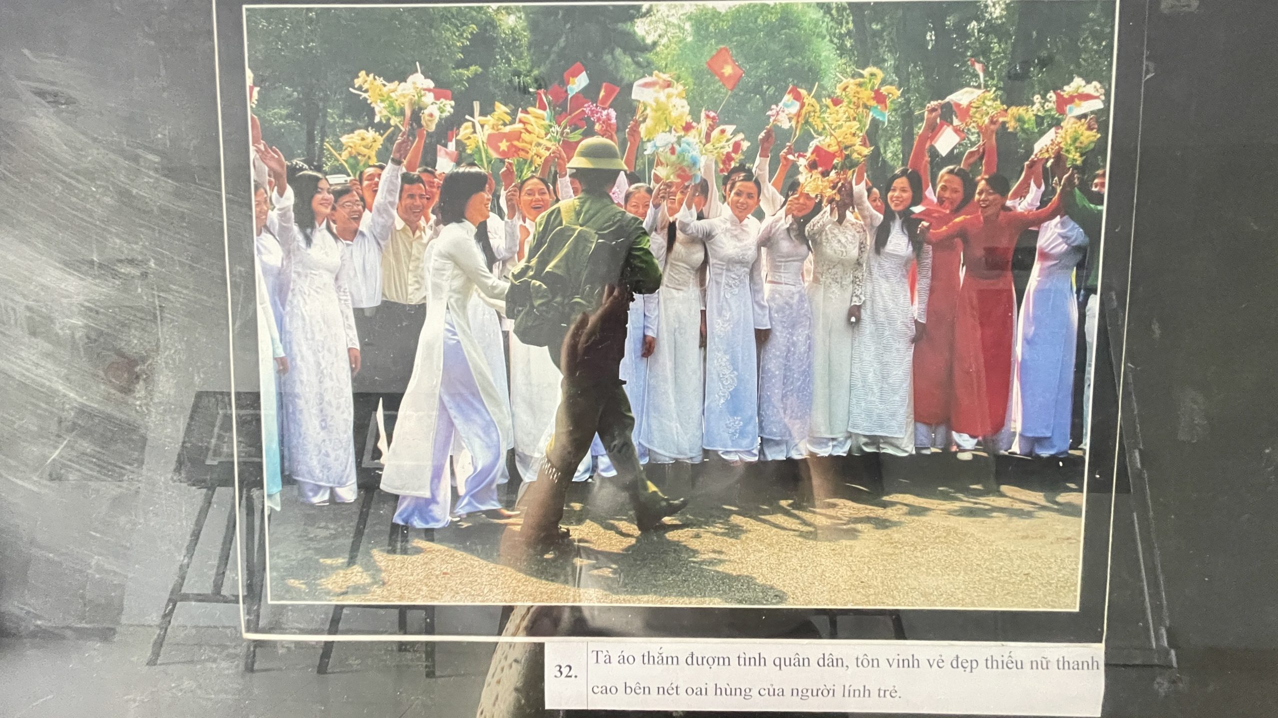 Tà áo thắm đượm tình quân dân, tôn vinh vẻ đẹp thiếu nữ thanh cao bên nét oai hùng của người lính trẻ