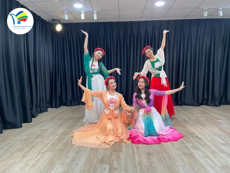 RELAX DANCE LÀ GÌ? BỘ MÔN NHẸ NHÀNG GIÚP PHỤ NỮ THƯ GIÃN SAU NGÀY 8 Lớp relax dance không yêu cầu kinh nghiệm, người mới có thể bắt đầu từ những động tác cơ bản.