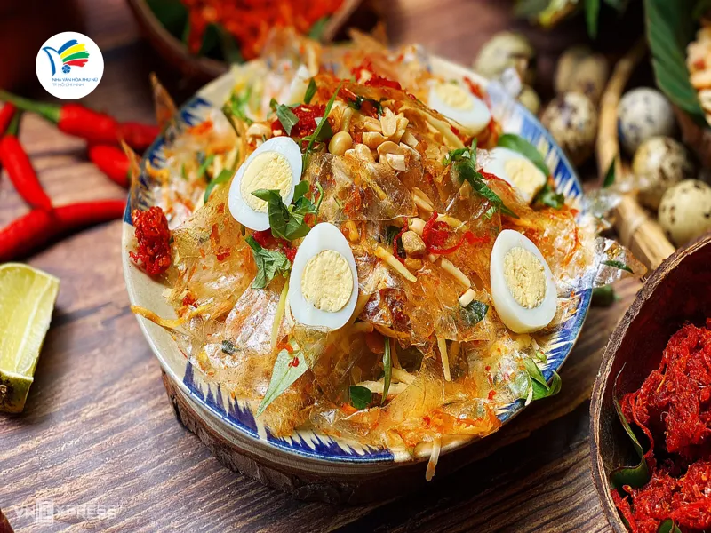 Bánh tráng trộn là món ăn vặt hấp dẫn, dễ làm, được yêu thích và có tiềm năng kinh doanh nhỏ. 