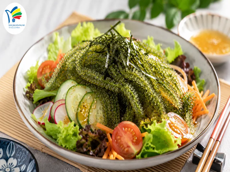 Salad rong nho kiểu Nhật thanh mát, nổi bật với độ giòn tự nhiên của rong nho cùng rau củ tươi. 