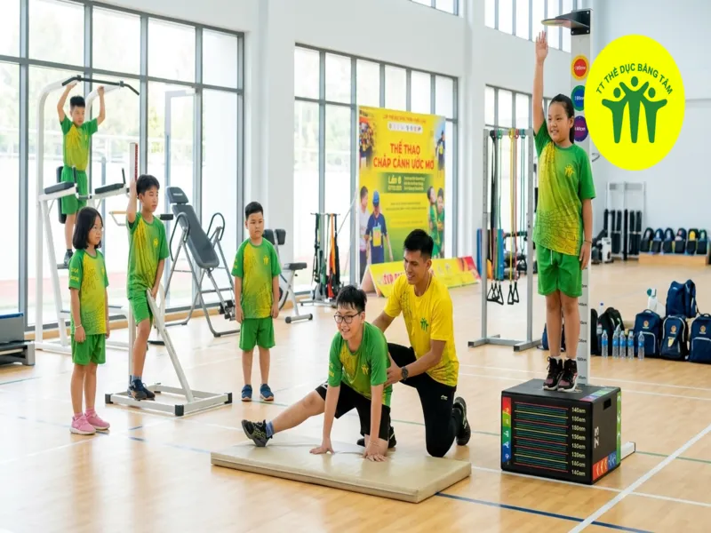 Vận động đúng cách giúp trẻ tăng chiều cao, cải thiện vóc dáng, sức bền và sự tự tin khi phát triển.