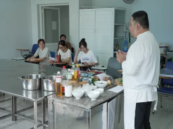 CHUYÊN ĐỀ GIA CHÁNH – KHÔNG CHỈ HỌC NẤU ĂN, MÀ CÒN HỌC NHỮNG KINH NGHIỆM QUÝ TRONG GIAN BẾP GIA ĐÌNH