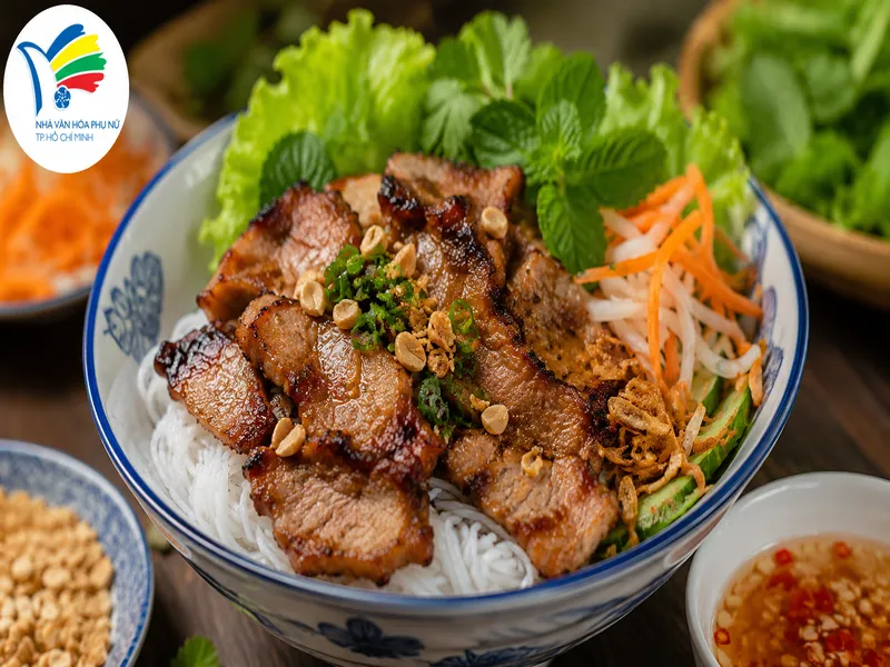Bún thịt nướng thơm lừng kết hợp bún tươi, rau sống, đồ chua và nước mắm chua ngọt hài hòa.