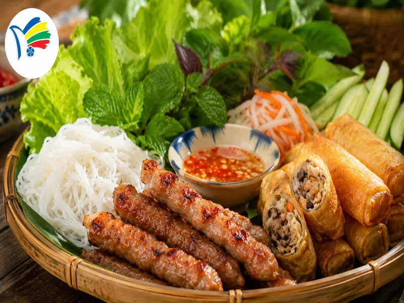 Mẹt nem nướng và chả giò giòn rụm, kết hợp rau xanh, bún tươi và nước chấm đậm đà.