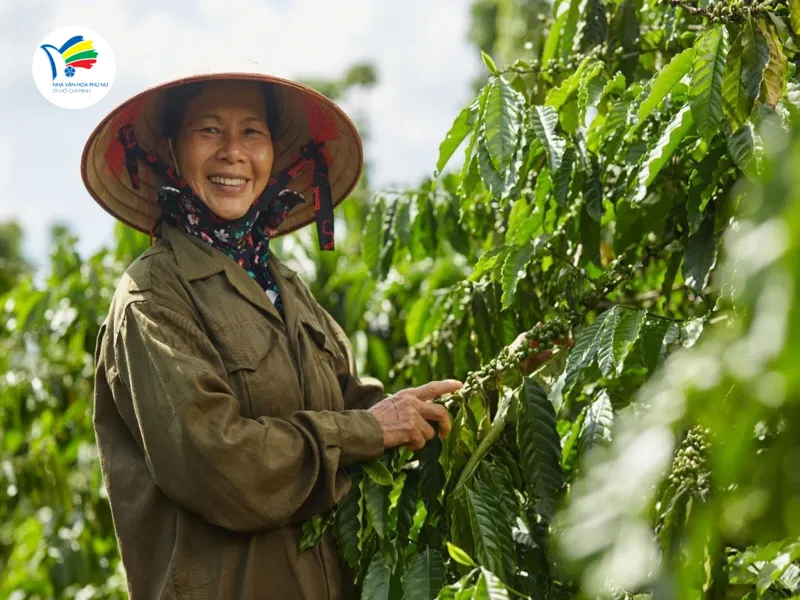 Những khoảnh khắc bình dị, nhân văn của người phụ nữ làm nên vẻ đẹp cuộc sống, xứng đáng được lưu giữ qua nhiếp ảnh. Những khoảnh khắc bình dị, nhân văn của người phụ nữ làm nên vẻ đẹp cuộc sống, xứng đáng được lưu giữ qua nhiếp ảnh.