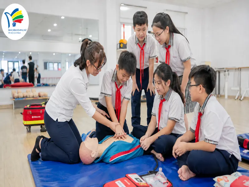 Thực hành sơ cấp cứu và hồi sức tim phổi giúp trẻ bình tĩnh hơn khi gặp tình huống khẩn cấp.