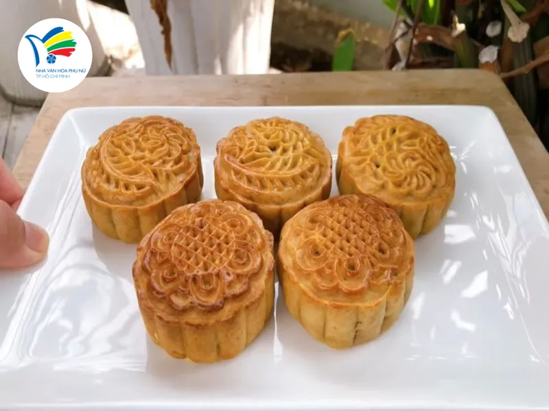 Làm bánh trung thu nướng đẹp và ngon phụ thuộc vào kỹ thuật làm phần vỏ bánh mềm thơm, giữ ẩm tốt. 