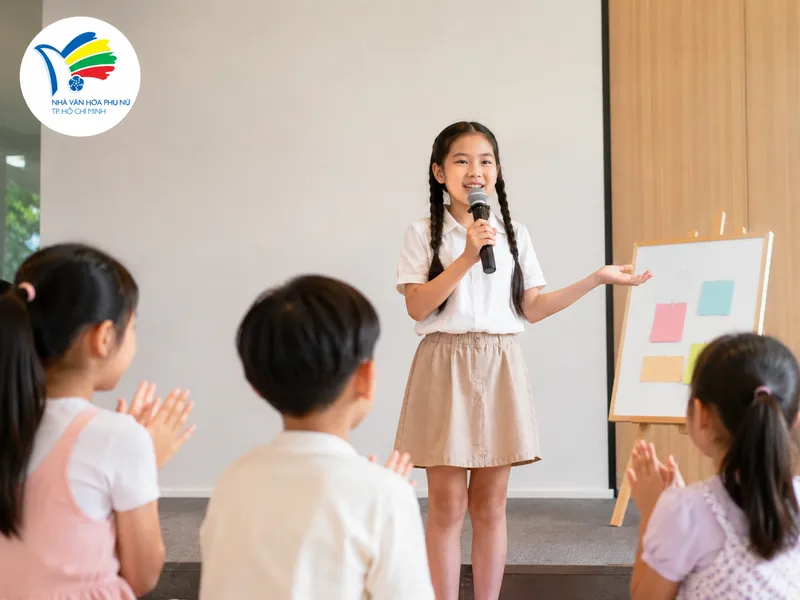 Hoạt động nói trước đám đông giúp trẻ làm chủ phong thái, biết tương tác với người nghe và tự tin thể hiện bản thân.